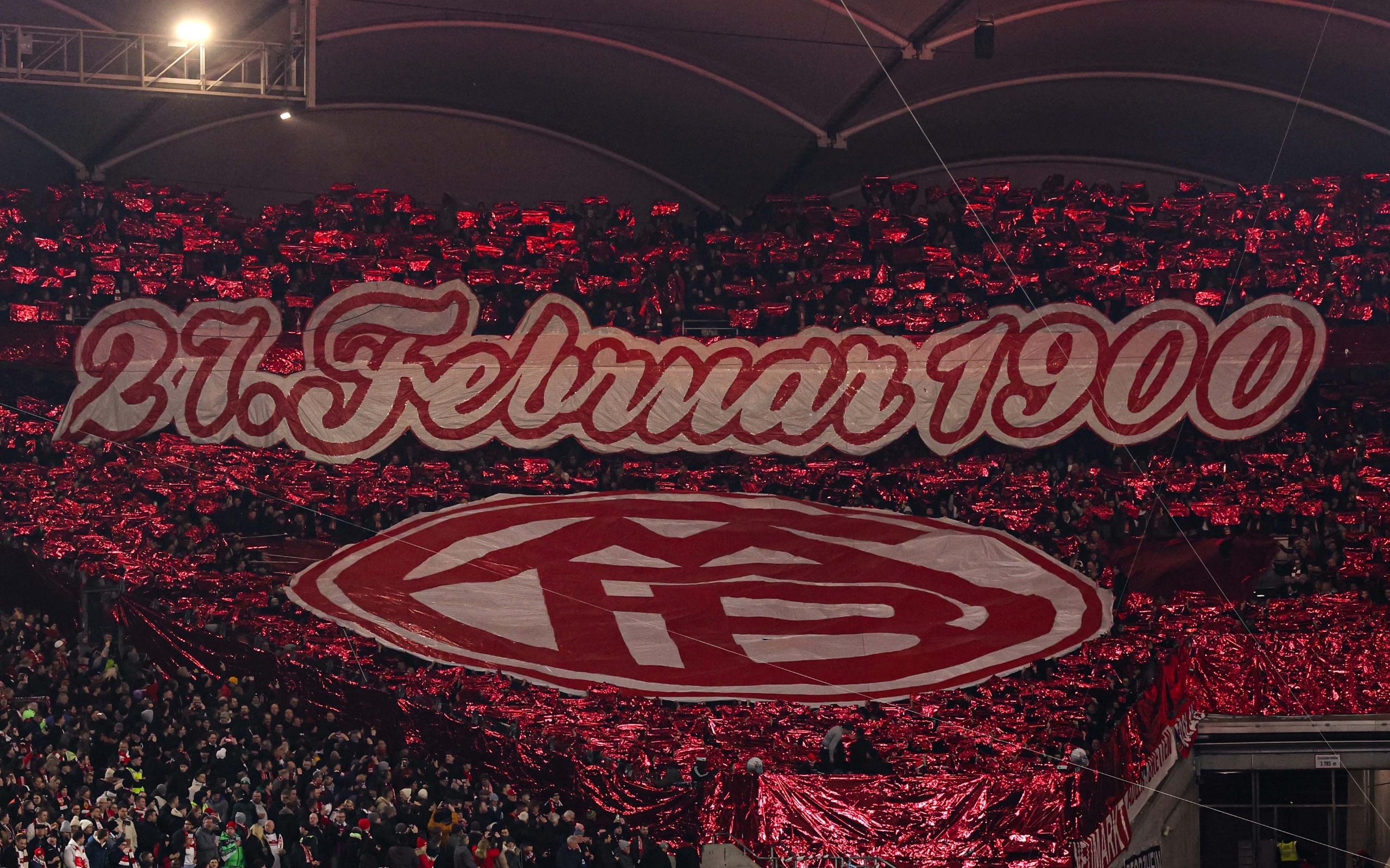 拜仁球迷在看臺展示TIFO，慶祝俱樂部成立125周年